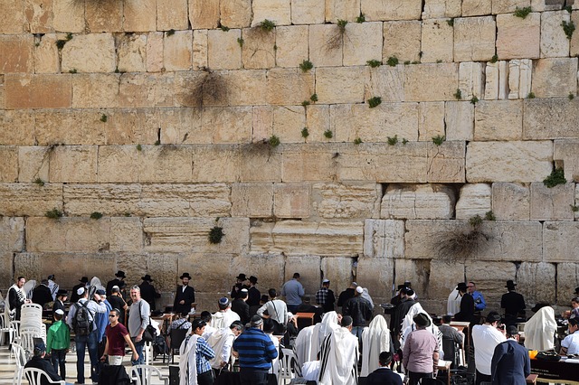 על הסלע הך: איך החטא הכואב הפך לרגע השיא במנהיגות משה ולריקוד הקפות לוהט?